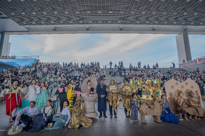 국립중앙박물관 누적 관람객이 500만 명을 돌파했다. 17일 박물관에 따르면 10월 15일 기준 연간 누적 관람객은 5,016,382명으로 이는 전년 동기(2,955,789명) 대비 약 70퍼센트 증가한 수치며 역대 최대 규모다. (국립중앙박물관 제공)