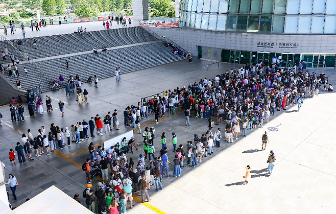21일 오전 서울 용산구 국립중앙박물관에서 관람객들이 입장을 위해 줄을 서 있다. 지난 8월까지 국립중앙박물관을 찾은 관람객은 총 432만8979명으로 지난해 같은 기간(243만9237명)보다 77.5% 증가해 개관 이후 처음으로 연간 관람객 500만명을 넘길 전망이다. 2025.09.21 뉴시스