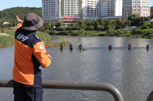 16일 오전 경기도 의정부시 호원동 중랑천에서 소방당국이 실종자를 수색하고 있다. 앞서 지난 13일 오후 중랑천에서 중학생 1명이 불어난 물에 휩쓸려 실종됐다. [의정부=연합뉴스]