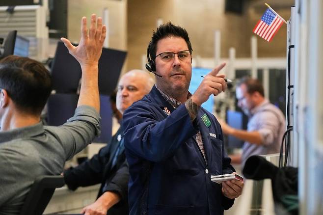 뉴욕 증시 3대 지수가 16일(현지시간) 지역은행 부실채권 우려 속에 일제히 하락했다. 제이미 다이먼 JP모건 최고경영자(CEO)는 최근 은행 부실대출 문제는 수면 아래에 심각한 부실이 숨겨져 있는 것을 드러내는 것이라면서 이른바 바퀴벌레 효과를 언급했다. AP 뉴시스