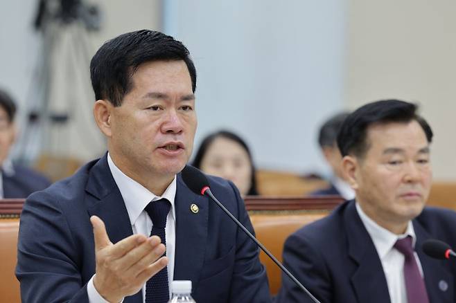 석종건 방위사업청장이 17일 서울 여의도 국회 국방위원회에서 열린 방위사업청 등에 대한 국정감사에서 의원 질의에 답변하고 있다. 뉴스1