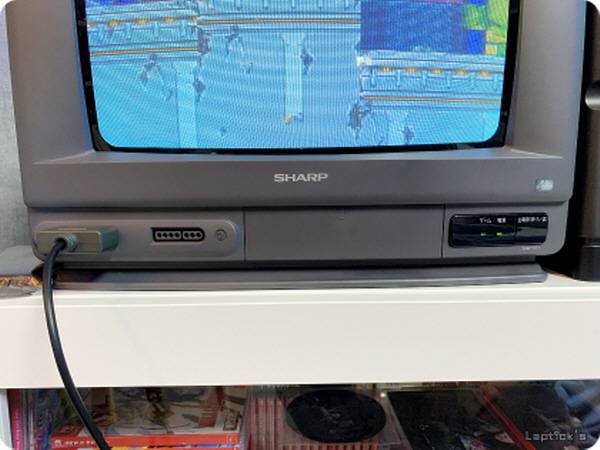 앞쪽 하단 부에 슈퍼패미콤 조이패드를 연결할 수 있다 / 사진 제공 랩틱님