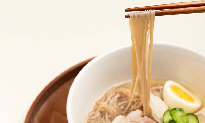 우리에게 익숙한 냉면이 나타나기까지는 적잖은 시간과 시행착오를 거쳐야 했다. 게티이미지뱅크