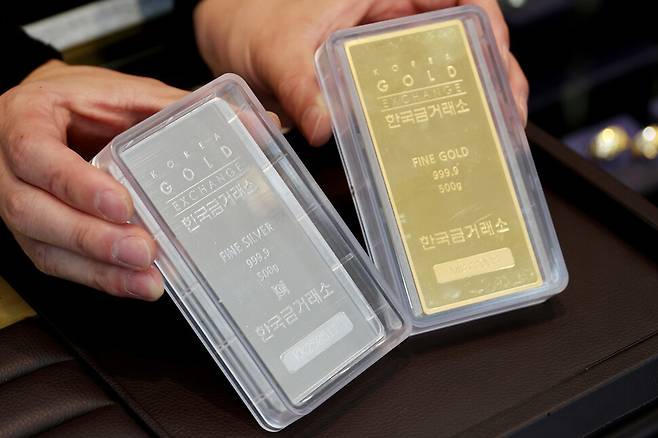 12일 인천 중구 한국금거래소 영종도점에서 전시 중인 골드바와 실버바. 연합뉴스