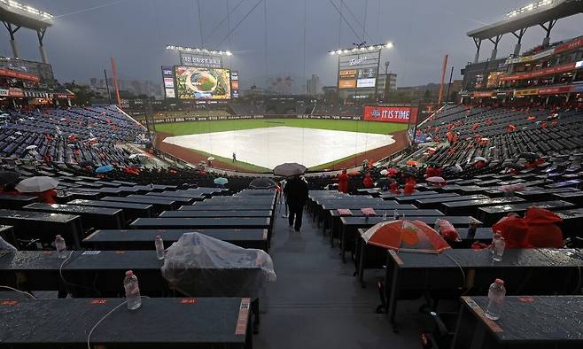 삼성 라이온즈와 한화 이글스의 2025 KBO리그 플레이오프(PO) 1차전이 열리는 17일 대전 한화생명 볼파크에 비가 내리고 있다. 연합뉴스