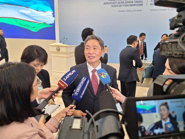 이학재 인천국제공항공사 사장이 15일(현지시간) 우즈베키스탄 타슈켄트 신공항 부지에서 열린 신공항 기공식에 운영 컨설팅사 자격으로 초청을 받아 참석해 외신들과 인터뷰를 하고 있다. 인천공항공사 제공