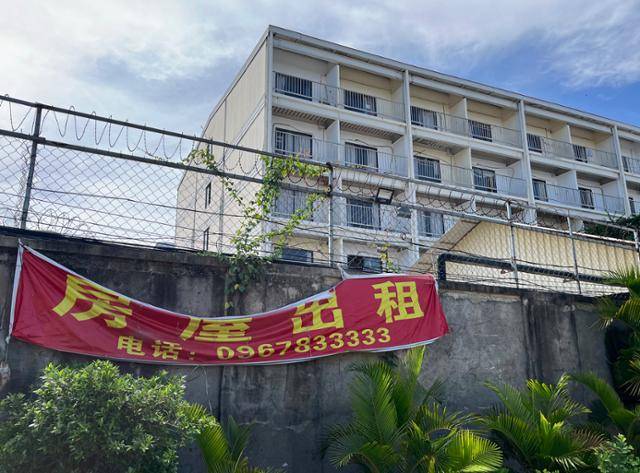 16일 캄보디아 프놈펜 외곽에 위치한 범죄 단지 '원구 단지' 앞에 장소를 임대한다는 현수막이 걸려있다. 프놈펜=허경주 특파원