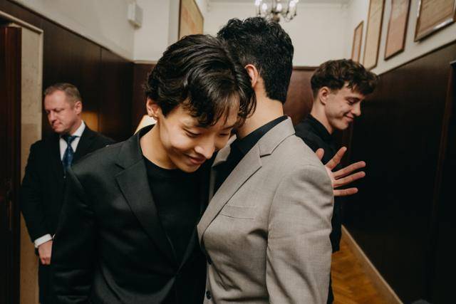 피아니스트 형제 이혁과 이효가 14일 폴란드 바르샤바에서 쇼팽 국제 피아노 콩쿠르 3라운드 연주를 마친 뒤 포옹하며 서로를 격려하고 있다. 쇼팽 인스티튜트 제공