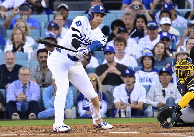<yonhap photo-1917=""> Los Angeles Dodgers designated hitter Shohei Ohtani (17) strikes out swinging in the fifth inning against the Milwaukee Brewers during game three of the MLB National League Championship Series at Dodger Stadium in Los Angeles, California, on Thursday, October 16, 2025. Photo by John McCoy/UPI/2025-10-17 08:53:21/ <저작권자 ⓒ 1980-2025 ㈜연합뉴스. 무단 전재 재배포 금지, AI 학습 및 활용 금지></yonhap>