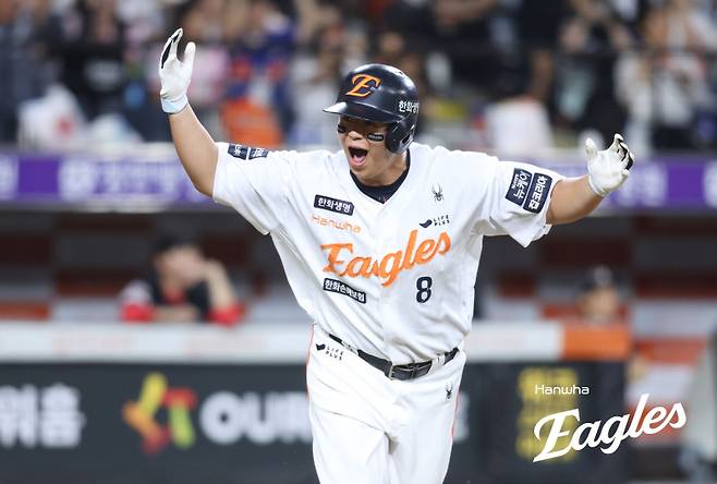 한화 4번 타자 노시환. 삼성 우완 선발 투수들을 상대로 정규시즌 홈런 2개를 친 그가 플레이오프에서 어떤 모습을 보여줄지 주목된다. 사진=한화 이글스