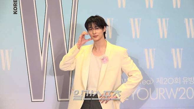 배우 변우석이 15일 오후 서울 종로구 포시즌스 호텔에서 열린 제20회 유방암 인식 향상 캠페인 자선 행사 'LOVR YOUR' 포토월에 참석했다. 정다이 기자 diana23@edaily.co.kr