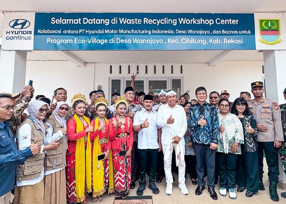 (첫째 줄 왼쪽 8번째부터) 데디 물야디 (Dedi Mulyadi) 인도네시아 서자바주 주지사, 방현철 현대차 인도네시아 생산법인(HMMI) 법인장, 마틸다 앙투아네트 부이산(Mathilda Antoinette Buisan) 굿네이버스 인도네시아 대표 등 주요 관계자들이 기념 사진을 촬영하고 있다. [사진=현대자동차]