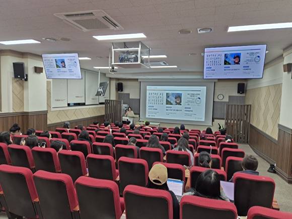 이혜경 전주시가족센터장이 산업체 인사특강을 하고 있다. [사진=전주비전대학교 ]