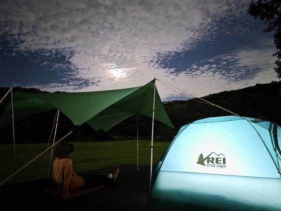 교래자연휴양림 야영장을 비추는 달빛에 홀려 잠을 설쳤다.