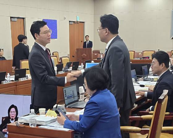 16일 국회 과방위 국정감사가 김우영 민주당 의원과 박정훈 국민의힘 의원 사이 갈등으로 비공개 전환됐다. 이후 둘은 서로 악수하며 사과했다. 독자 제공