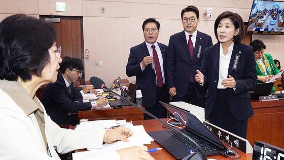 16일 서울 여의도 국회에서 열린 법제사법위원회 감사원 등에 대한 국정감사에서 국민의힘 위원들이 의사 진행 관련으로 추미애 위원장에게 항의하고 있다. 뉴스1