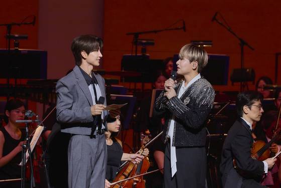 지난달 도쿄에서 열린 'SM 클래식스 라이브' 무대에 선 슈퍼주니어 이특(왼쪽)과 려욱. SM엔터테인먼트 제공