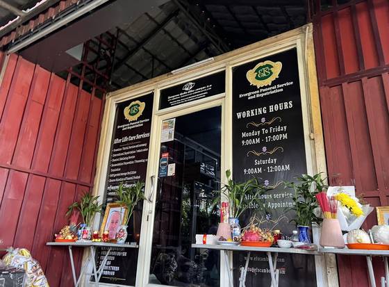 캄보디아 프놈펜 턱틀라(Tuek Thla)사원의 안치실. 턱틀라 사원은 공공 장례식장 겸 화장 시설로, 캄보디아에서 숨진 국민이나 외국인 시신이 옮겨진다. 이곳엔 지난 8월 보코산 지역의 온라인스캠범죄단지에 감금돼 고문 끝에 숨진 대학생 박모씨가 안치돼 있다. 뉴스1