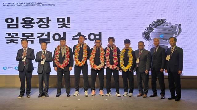 ▲ 춘천시장애인체육회 파라 태권도팀 선수단이 16일 춘천 스카이컨벤션에서 열린 직장운동경기부 창단식에서 임용장과 꽃목걸이를 수여받고 있다. 한규빈 기자