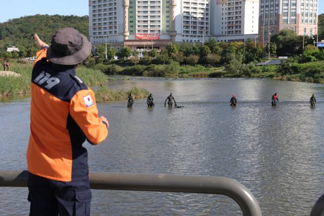 ▲ 16일 오전 경기도 의정부시 호원동 중랑천에서 소방당국이 실종자를 수색하고 있다.      앞서 지난 13일 오후 중랑천에서 중학생 1명이 불어난 물에 휩쓸려 실종됐다. 2025.10.16 연합뉴스