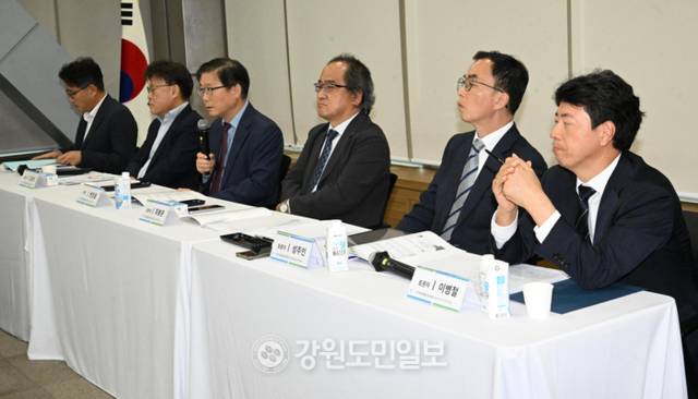 ▲ 상지대학교와 원주시, 강원도민일보가 17일 서울 양재동 aT센터에서 ‘국가균형발전포럼(제2회 상지코리아포럼)’을 공동개최했다. 좌장을 맡은 변창흠 전 국토교통부 장관이 발언을 하고 있다. 김정호