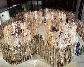 순록 코의 해부학적 구조를 구현한 설치 작품. 나무와 순록의 뼈 등이 사용됐다.  /김보라 기자