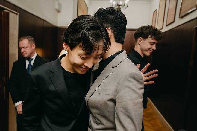 제19회 쇼팽 국제 피아노 콩쿠르에서 본선 3라운드를 마치고 포옹하고 있는 이혁, 이효 형제. 사진제공=쇼팽 인스티튜트