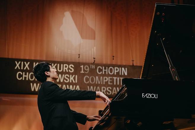 제19회 쇼팽 국제 피아노 콩쿠르 본선 무대에서 연주를 펼치고 있는 미국의 에릭 루. 사진제공=쇼팽 인스티튜트.