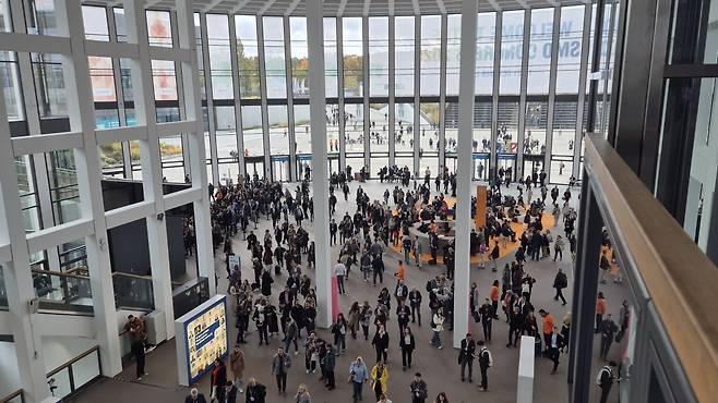 17일(현지시간) 독일 베를린 메세에서 열린 유럽종양학회(ESMO)를 찾은 세계 각국 학계 및 업계 관계자들이 이른 아침부터 등록을 위해 로비에 길게 줄을 늘어서 있다./ 송영찬 기자