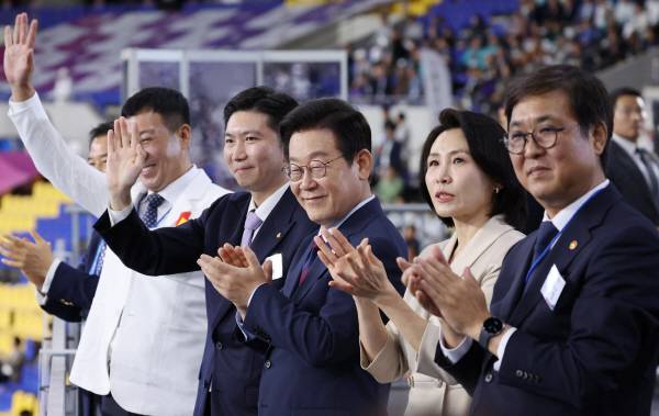 이재명 대통령과 김혜경 여사가 17일 부산아시아드주경기장에서 열린 전국체전 개막식에서 선수단을 환영하고 있다. 2025.10.17 연합뉴스