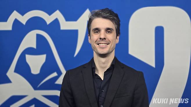 딜런 팔코 G2 감독이 16일 오후 4시(한국시간) 중국 베이징 스마트 e스포츠 센터에서 열린 ‘2025 월드 챔피언십(롤드컵)’ 스위스 스테이지 2라운드 패자조 모비스타 코이(MKOI)와 경기가 끝난 뒤 쿠키뉴스와 만나 인터뷰하고 있다. 김영건 기자