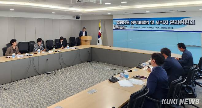 충남도는 17일 도청 소회의실에서 제2회 점박이물범 및 서식지 관리위원회를 개최하고, 점박이물범 및 서식지 보호계획안을 논의했다.&nbsp;