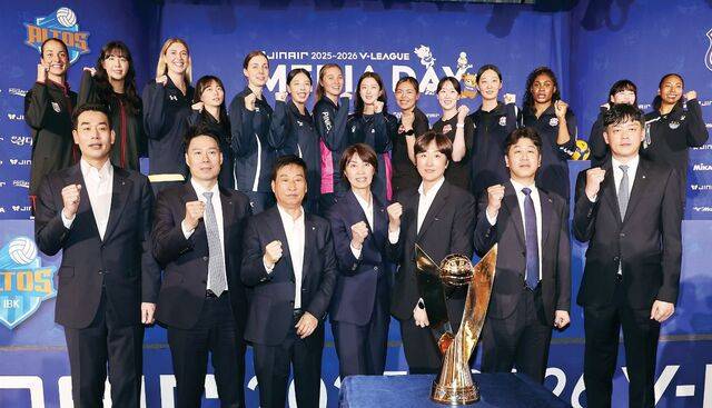 프로배구 여자부 7개 구단 감독과 선수들이 16일 서울 강남구 호텔리베라 청담에서 열린 2025-2026 V리그 여자부 미디어데이에서 기념촬영을 하고 있다. 연합뉴스