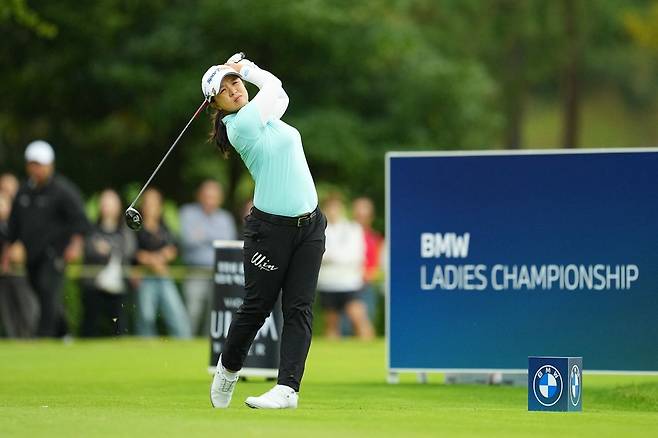 17일 전남 해남군 파인비치골프링크스에서 열린 LPGA투어 BMW레이디스 챔피언십 2라운드에서 6타를 줄여 이틀 연속 선두를 지킨 김세영이 5번 홀에서 티샷을 날리고 있다. 대회조직위