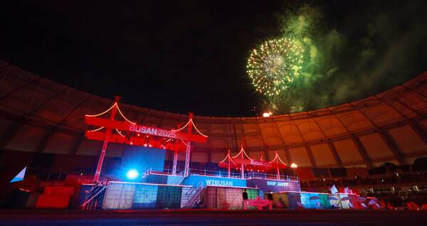 17일 부산 아시아드주경기장에서 열린 제106회 전국체육대회 개회식에서 폭죽이 터지고 있다. 연합뉴스