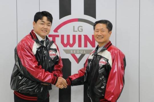 LG 품에 안긴 장현식. 사진[연합뉴스]