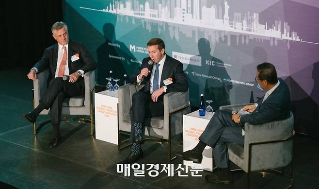 브라이언 히긴스 킹스트리트 창업자와 제프리 펄먼 워버그핀커스 최고경영자(CEO), 윤제성 아레테노바어드바이저 창업자(왼쪽부터)가 ‘불확실한 시대 투자 전략’을 주제로 이야기를 나누고 있다. 뉴욕 특별취재팀