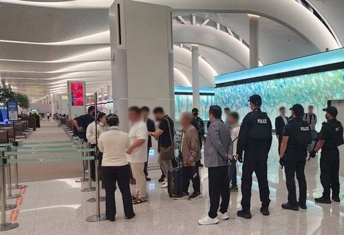 인천공항 검문 현장. [사진 출처 = 인천경찰청]