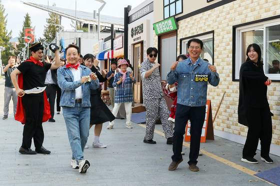 제22회 광주 추억의 충장축제 개막 이틀을 앞둔 13일 오전 광주 동구 신서석로 빛의읍성 앞에서 열린 사전홍보미디어데이 행사에서 임택 동구청장이 춤을 추고 있다. 광주 동구 제공.