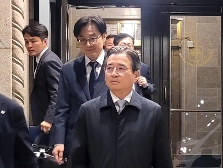 김용범 대통령실 정책실장(앞줄 오른쪽)이 16일(현지시간) 미국 상무부 청사에서 나오고 있다. 김 실장 뒤로 김정관 산업통상부 장관과 여한구 산업부 통상교섭본부장 등이 함께 문을 나서는 모습. [사진 = 연합뉴스]