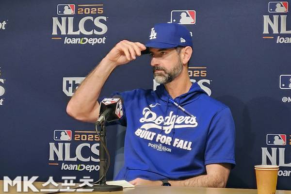 마크 프라이어 다저스 투수코치가 인터뷰를 하고 있다. 사진(美 로스앤젤레스)= 김재호 특파원