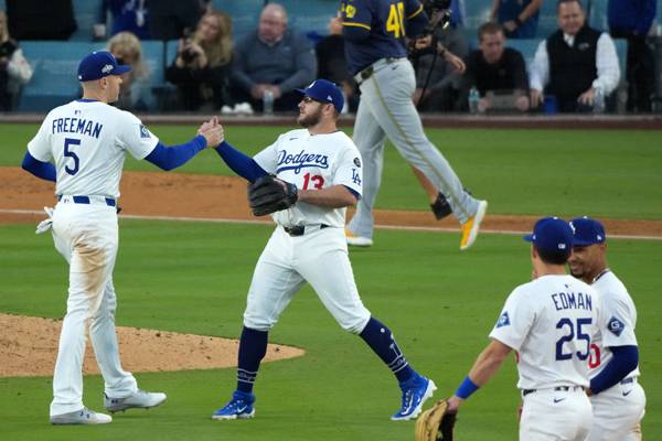 먼시가 경기가 끝난 뒤 1루수 프레디 프리먼과 기쁨을 나누고 있다. 사진= Kirby Lee-Imagn Images= 연합뉴스 제공