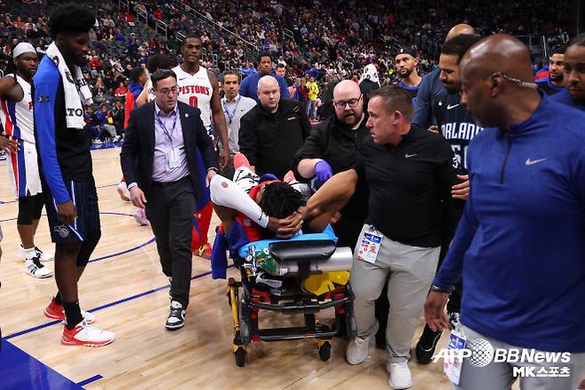 제이든 아이비가 부상으로 들것에 실려 나가고 있다. 사진=AFPBBNews=News1