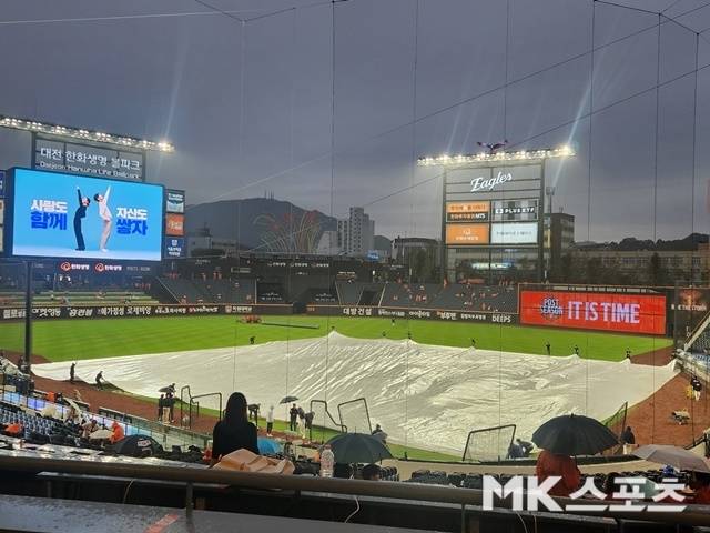 비가 쏟아지고 있는 대전 한화생명 볼파크. 사진(대전)=이한주 기자
