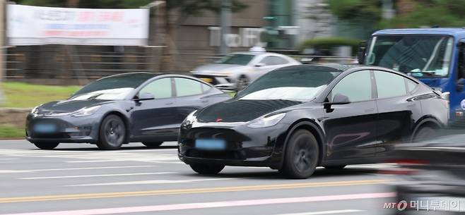 [서울=뉴시스] 권창회 기자 = 국내 전기차 시장이 신차효과를 앞세워 뚜렷한 반등세를 이어가고 있다. 9일 한국자동차모빌리티산업협회(KAMA)의 '올해 1~8월 국내 전기차 시장 동향'에 따르면 지난달 국내 전기차 판매는 2만4409대로, 지난 4월 이후 5개월 연속 전년 동월 대비 증가세를 나타냈다.사진은 9일 서울 여의도 도로에서 전기차가 이동하고 있다. 2025.09.09. kch0523@newsis.com /사진=권창회