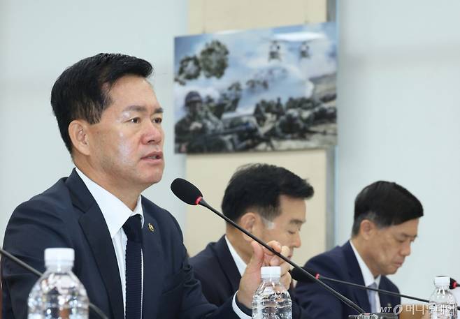 [서울=뉴시스] 고승민 기자 = 석종건 방위사업청장이 17일 서울 여의도 국회에서 열린 국방위원회의 방위사업청 등 국정감사에서 김병기 더불어민주당 원내대표 질의에 답하고 있다. 2025.10.17.