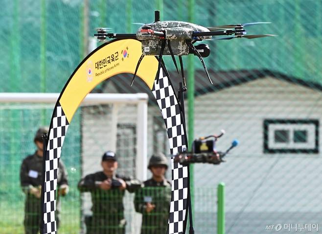 [평택=뉴시스] 김종택 기자 = 16일 경기 평택시 육군 51사단 비룡여단 연병장에서 예비군 기동대장들이 드론 조종술 교육을 받고 있다.   51사단은 예비군들의 드론운용 작전능력과 감시정찰반 운영 향상 등을 위해 예비군 훈련 과정에서 드론 교육을 강화할 예정이다. 2025.10.16.