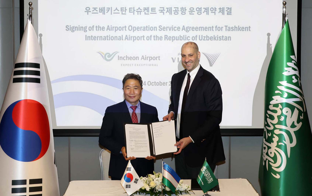 이학재 인천국제공항공사 사장(왼쪽)과 오마르 알미다니 비전 인베스트 대표(오른쪽)가 14일(현지시간) 우즈베키스탄 타슈켄트 인터컨티넨탈 호텔에서 ‘타슈켄트 신공항 운영 서비스 계약’을 체결하고 있다. 공항사진기자단