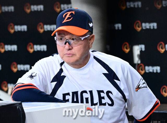 2025년 9월 26일 오후 대전 한화생명 볼파크에서 열린 '2025 신한 SOL뱅크 KBO 리그' LG 트윈스와 한화 이글스의 경기. 한화 김경문 감독이 지켜보고 있다./마이데일리