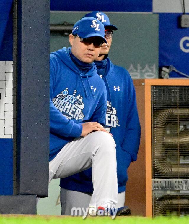 2025년 10월 13일 오후 대구 삼성라이온즈파크에서 열린 '2025 신한 SOL Bank KBO 포스트시즌' SSG 랜더스와 삼성 라이온즈의 준플레이오프 3차전 경기. 삼성 박진만 감독이 지켜보고 있다./마이데일리